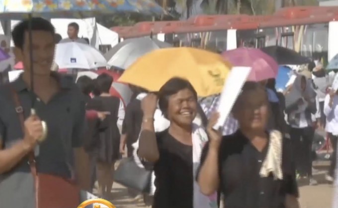 ประชาชนหลั่งไหลกราบสรีรสังขารหลวงพ่อคูณ