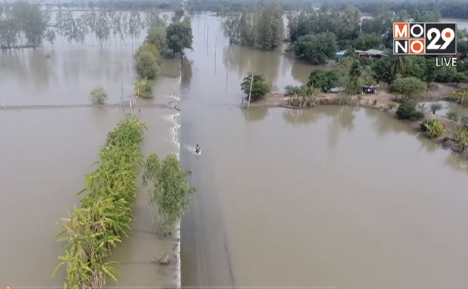 น้ำท่วมลดระดับลงเริ่มเห็นผิวถนน จ.พิจิตร