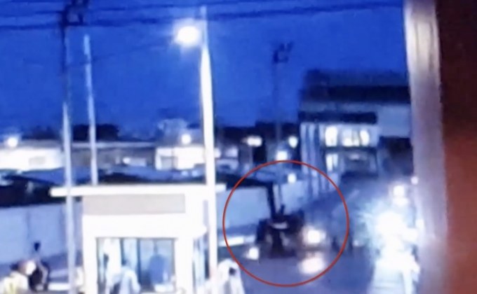 ออกหมายจับวัยรุ่นรุมทำร้ายพนักงานคลังสินค้า คาดผิดตัว