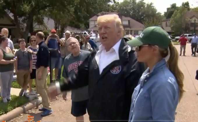 ผู้นำสหรัฐฯ ลงพื้นที่เยี่ยมเยียนผู้ประสบภัยในฮิวส์ตัน