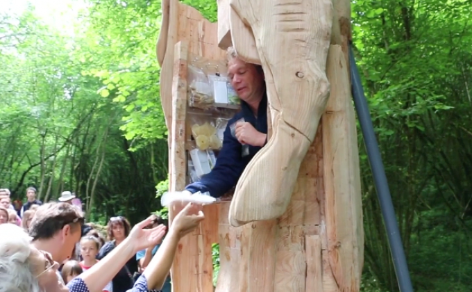 ศิลปินฝรั่งเศสใช้ชีวิตในรูปสลักมนุษย์สิงโต