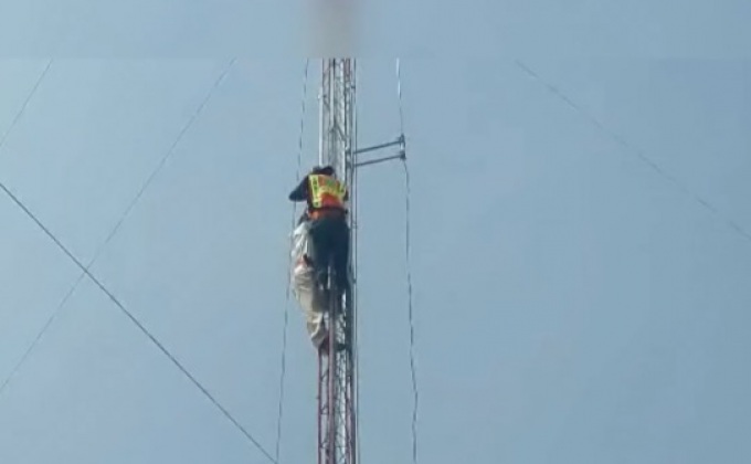 หนุ่มเครียดหนักปีนเสาวิทยุ รพ.ราชบุรี