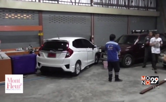 หนุ่มขับเก๋งพลาดเหยียบคันเร่งพุ่งชนร้านอาหาร