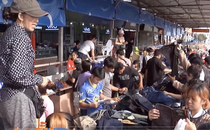 แม่ค้าพ่อค้าสกลนครนำเสื้อผ้าถูกน้ำท่วมลดราคา