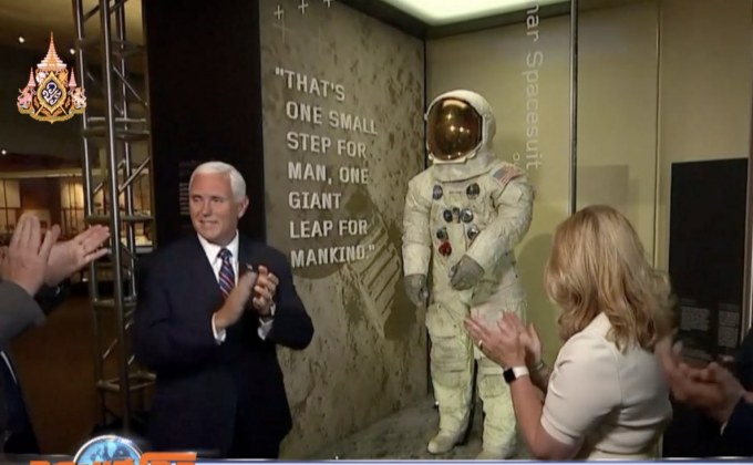 จัดแสดงชุดนักบินอวกาศ “นีล อาร์มสตรอง”