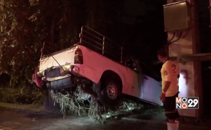 รถกระบะขนไก่สดพุ่งตกคูน้ำจมทั้งคัน