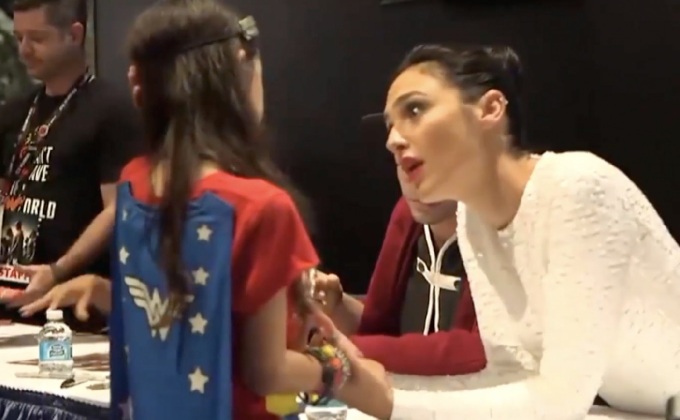 กัล กาด็อท ปลอบแฟน Wonder Woman ตัวน้อยที่ร้องไห้ด้วยความตื่นเต้น