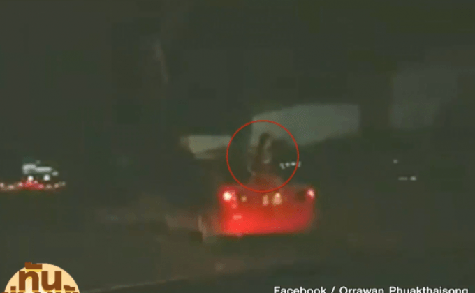 จ่อเรียกสอบเจ้าของเก๋ง หลังสาวนั่งท้ายรถ