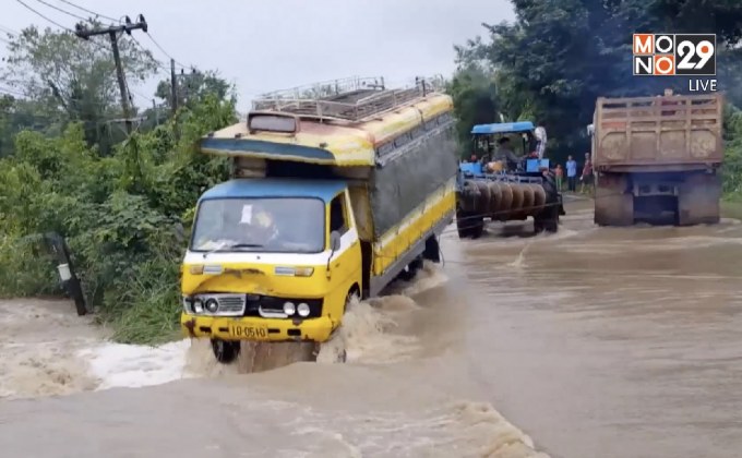 น้ำป่าซัดรถสองแถวตกถนน จ.เพชรบุรี
