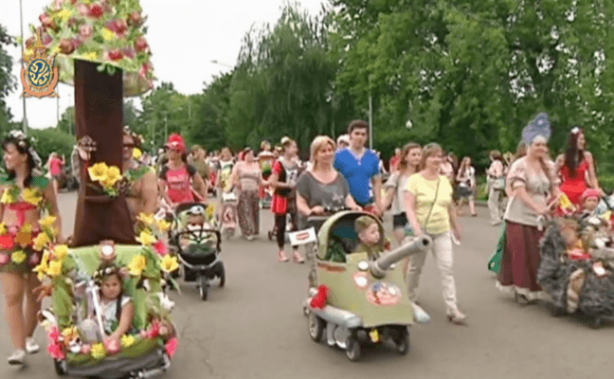พาเหรดรถเข็นเด็กในรัสเซีย