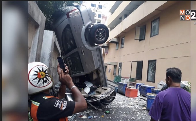 รถตกอาคารจอดรถย่านพระราม 4