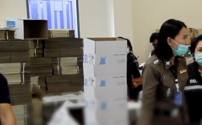 บุกทลายโกดังผลิตถุงมือยางไม่ได้มาตรฐาน มูลค่ากว่า 500 ล้าน