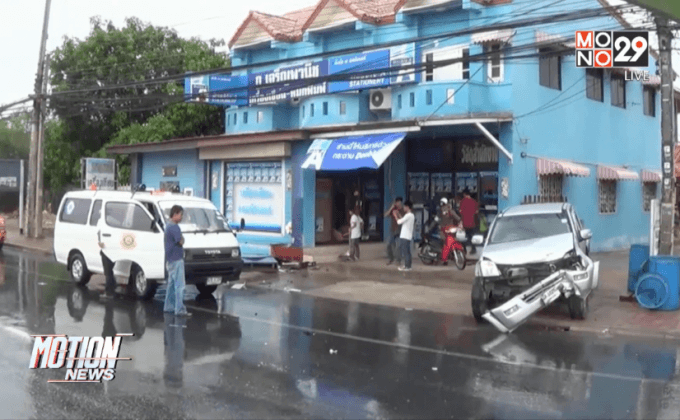 กระบะเสียหลักพุ่งชนร้านเครื่องเขียน จ. อ่างทอง