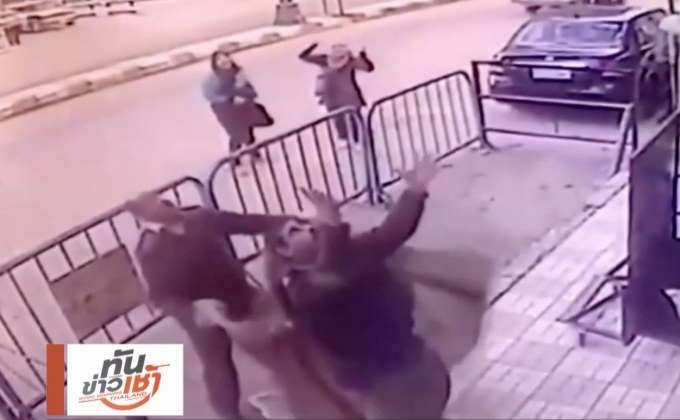 ตำรวจอียิปต์รับตัวเด็กที่ตกจากอาคารชั้น 3