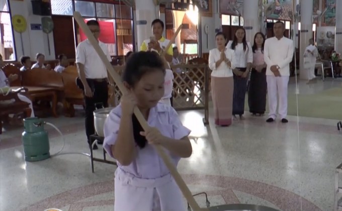 ประชาชนร่วมทำบุญเนื่องในวันออกพรรษา 