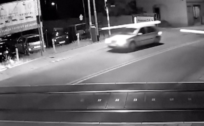 รถยนต์ขับฝ่าแผงกั้นหวิดถูกรถไฟชนแค่เสี้ยววินาที