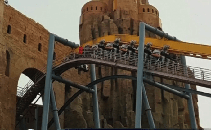 รถไฟเหาะตีลังกาในสวนสนุกจีนหยุดวิ่งกลางคัน