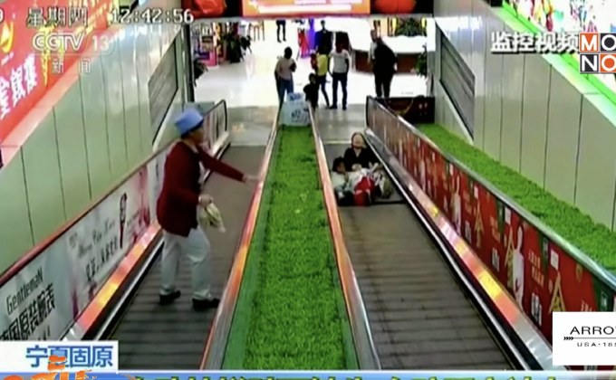 เด็กหญิงจีนขาติดในบันไดเลื่อน