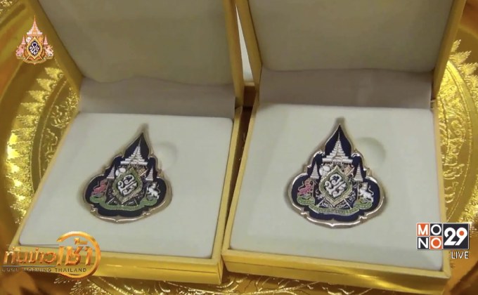 จำหน่ายเข็มที่ระลึกตราสัญลักษณ์พระราชพิธีบรมราชาภิเษก