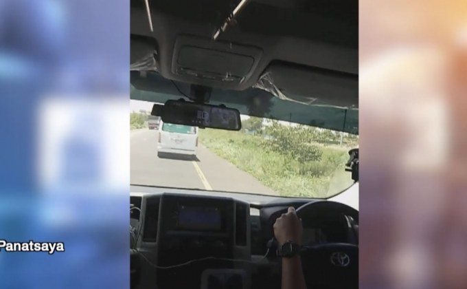 รถตู้ขับขวางรถพยาบาล ไม่ยอมหลบ