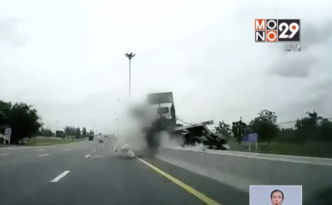 นาทีชีวิต! รถพ่วงอัดแท่งปูน คนขับร่างปลิว