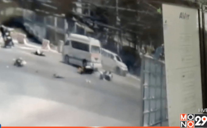 คลิปนาที รถตู้พุ่งชน จยย. 2 คัน นร. 5 คน เจ็บสาหัส