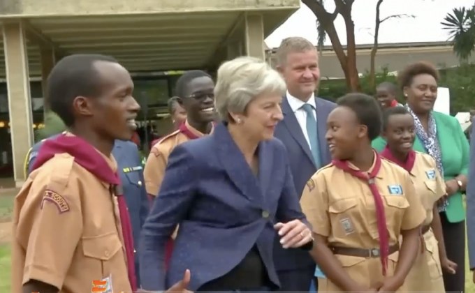 นายกฯ อังกฤษร่วมเต้นรำกับกลุ่มลูกเสือในเคนยา