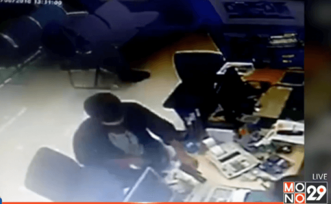 โจรบุกเดี่ยวปล้นแบงก์กรุงเทพ กลางห้างฯ จ.ลำปาง