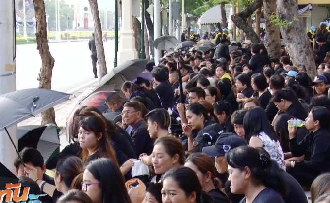 ประชาชนจับจองพื้นที่ชมริ้วขบวนที่ 6 เนืองแน่น