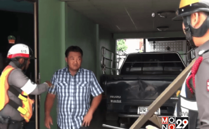 หนุ่มคลั่งรัก ขับรถชนประตูบ้าน คิดว่าแฟนสาวหลบอยู่