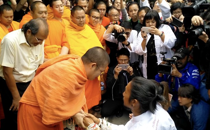 “ตูน” เข้าพิธีบายศรีสู่ขวัญ ที่ไร่เชิญตะวัน