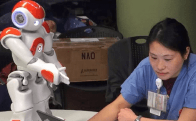 หุ่นยนต์ผู้ช่วยพยาบาลในสหรัฐฯ