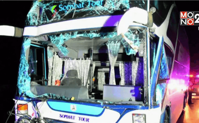 รถทัวร์พุ่งชนท้ายสิบล้อคนขับสาหัส