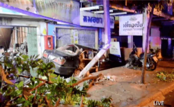 รถยนต์เสียหลักพุ่งชนบ้าน จ.ชลบุรี