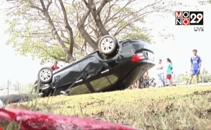 เก๋งชนท่อประปาเมืองปทุมฯแตก น้ำหยุดไหลเกือบทั้งวัน