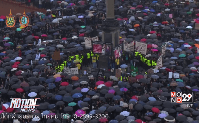 สตรีโปแลนด์สวมชุดดำประท้วงกฏหมายทำแท้ง