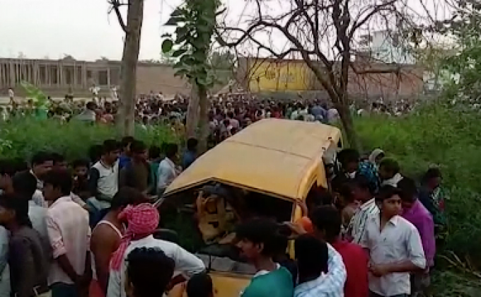 รถโรงเรียนชนรถไฟในอินเดีย เด็กตาย 13