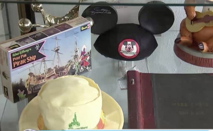 ประมูลของที่ระลึกจากสวนสนุก Disneyland