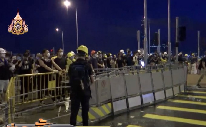 ​ผู้ชุมนุมปิดถนนขวางพิธีฉลองวันส่งมอบคืนเกาะฮ่องกงให้จีน