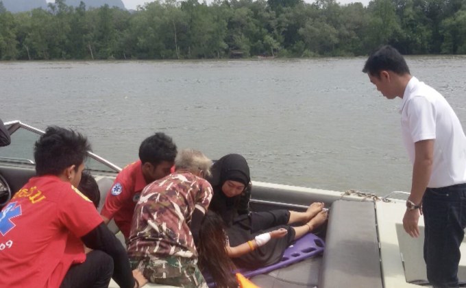 คลื่นแรงซัดเรือทัวร์ล่มกลางทะเล จ.พังงา