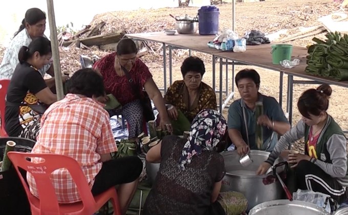 ชาววังเทโพ ร่วมลงแขกเผาข้าวหลามสูตรดั้งเดิม