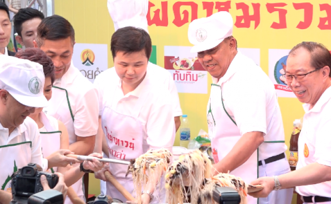 เริ่มแล้วเทศกาลกินเจเยาวราช ผู้ว่าฯ โชว์ผัดหมี่แจก