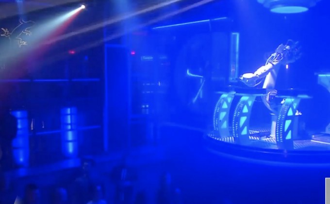 ไนต์คลับในเช็กใช้หุ่นยนต์เปิดแผ่นแทนดีเจ