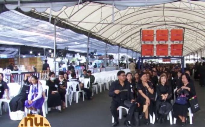 พสกนิกรหลั่งไหลสักการะพระบรมศพต่อเนื่อง