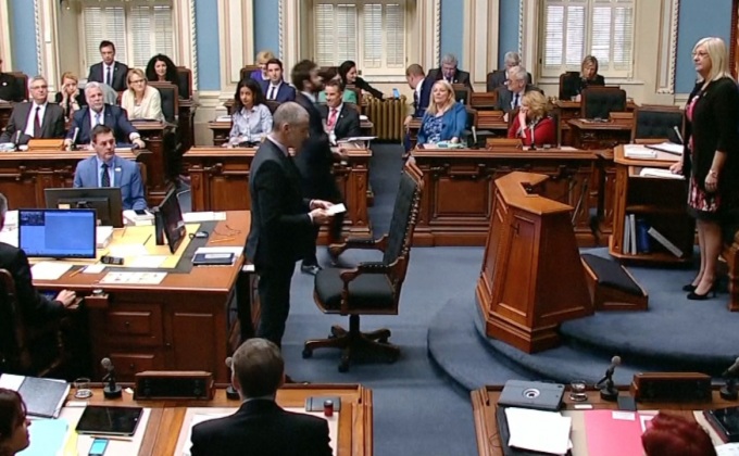 “ควิเบก” เตรียมบังคับใช้กฎหมายห้ามใช้ผ้าคลุมใบหน้า