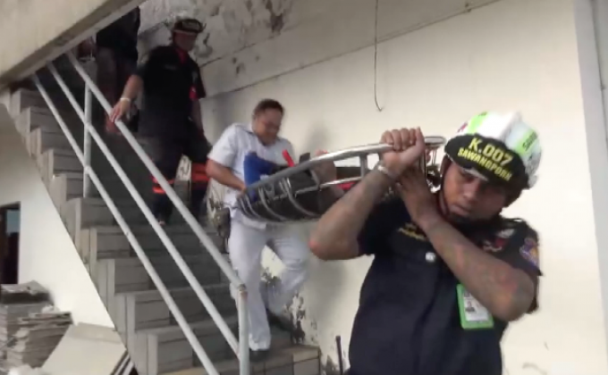 ช่วยคนงานลมชักกำเริบขณะทำงานเปลี่ยนป้ายสูง