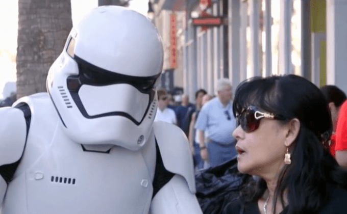 “ลุค สกายวอล์กเกอร์” อารมณ์ดี สวมชุดสตรอมทรูปเปอร์เดินทั่วแอล.เอ