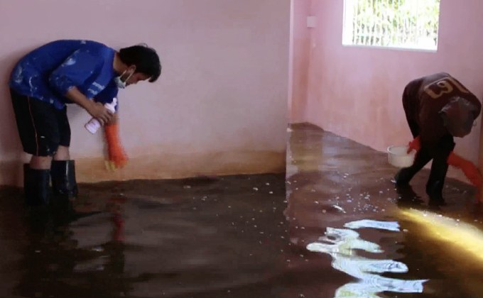 ชาวนครสวรรค์ทำความสะอาดบ้านหลังน้ำท่วมขังลด