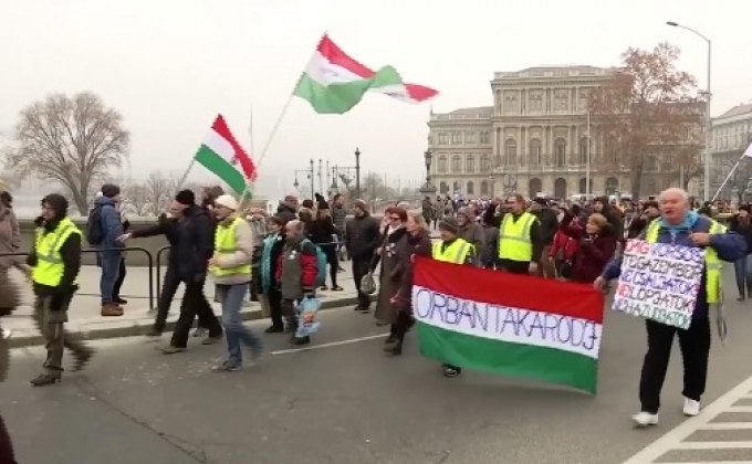 ​ผู้ชุมนุมปิดถนนประท้วงนายกรัฐมนตรีฮังการี