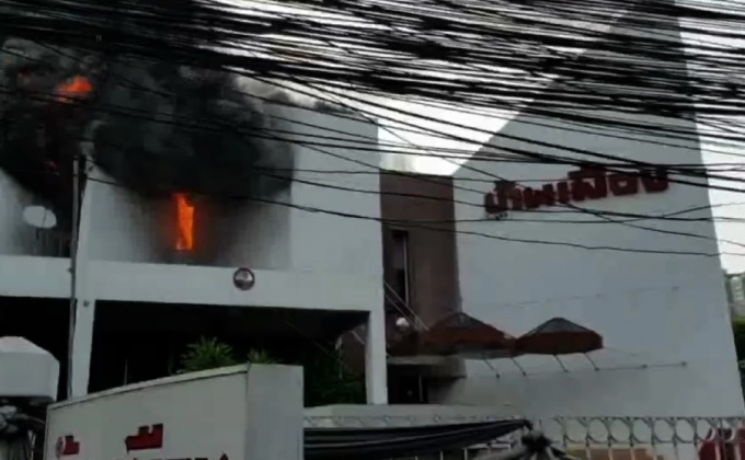 ไฟไหม้ตึก นสพ.บ้านเมือง ถ.วิภาวดี-รังสิต 38